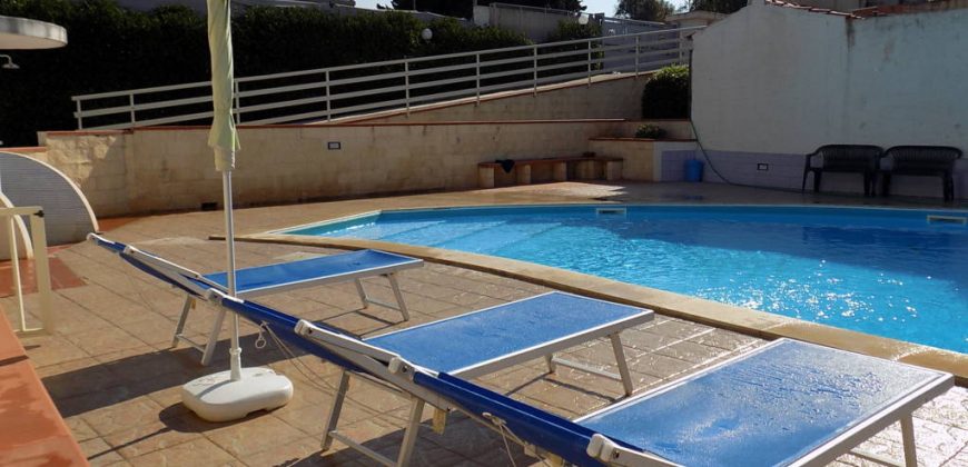 Appartamento mansardato in residence con piscina