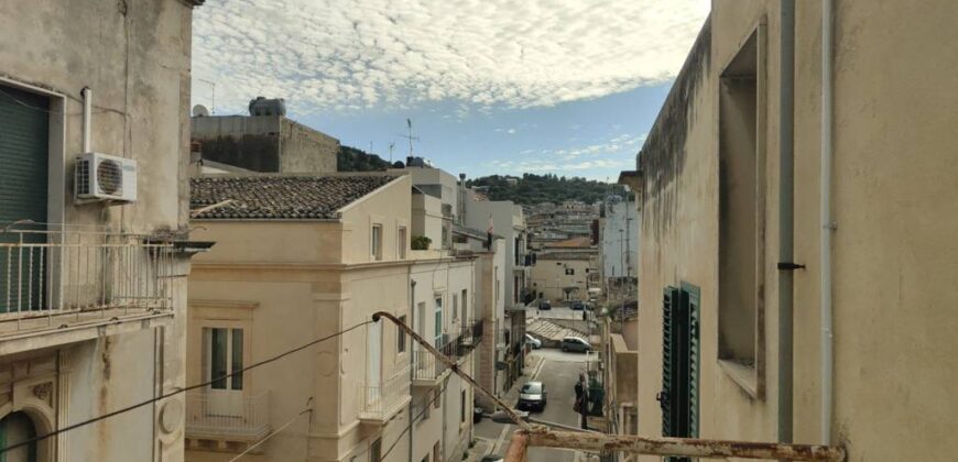 Appartamento con terrazzino